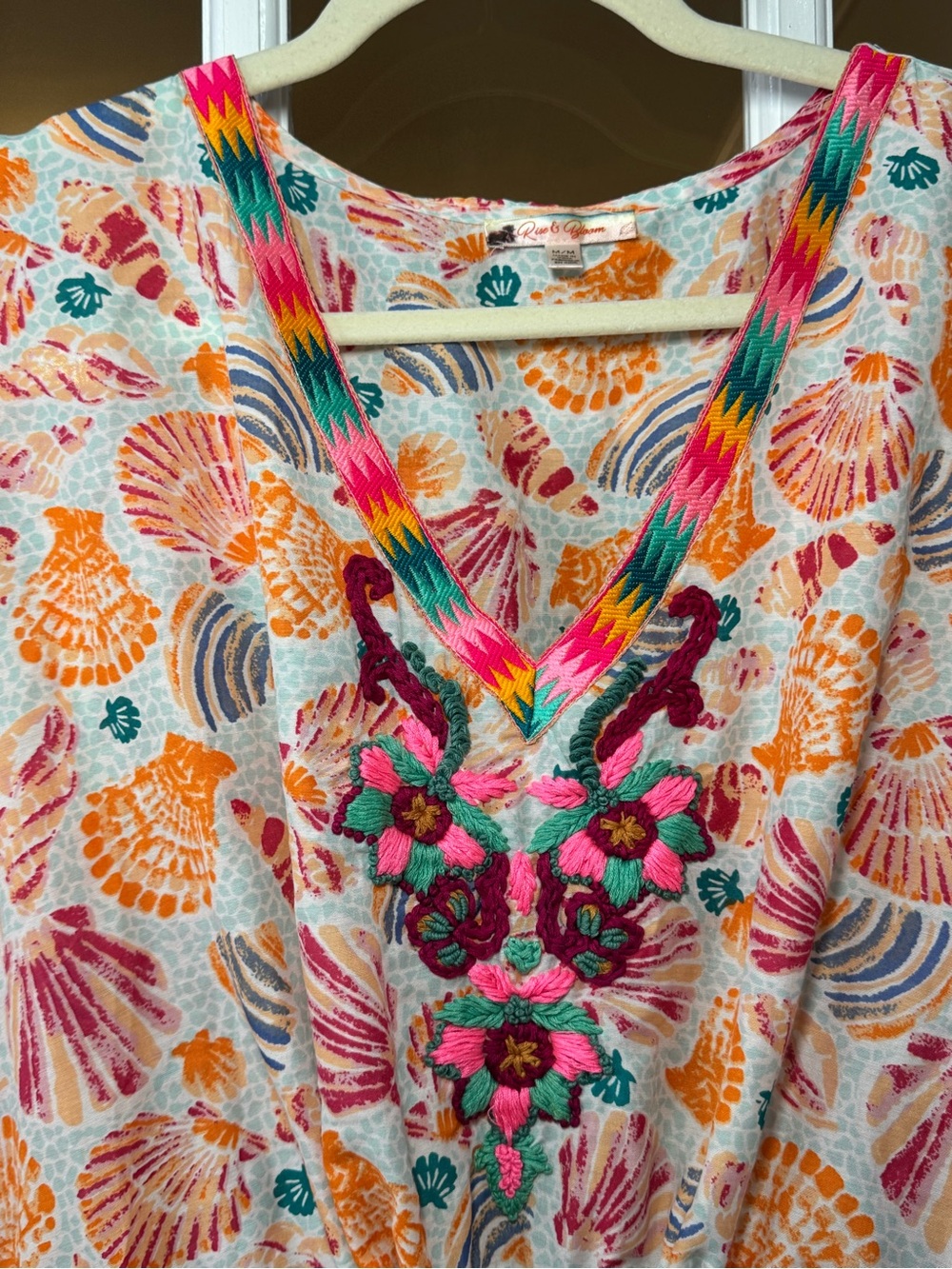 👙🔸 Shell-Print Swim Coverup with Embroidered V-Neck - Multi 🔸👙 - Picture 4 of 7
